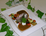 Roulade vom Bio-Kalb mit Rohschinken und Mozzarella gefüllt auf mediterranem Gemüsegröst‘l